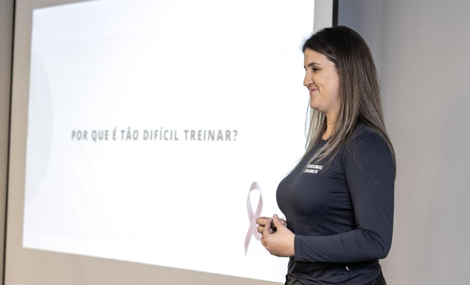 Especialistas em saúde realizam palestra sobre outubro rosa na Portos do Paraná