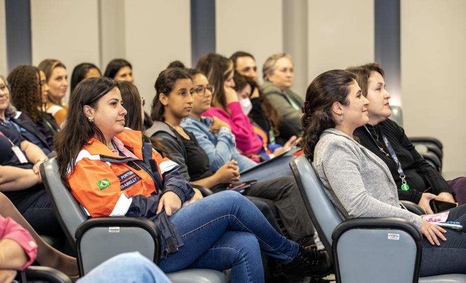 Especialistas em saúde realizam palestra sobre outubro rosa na Portos do Paraná