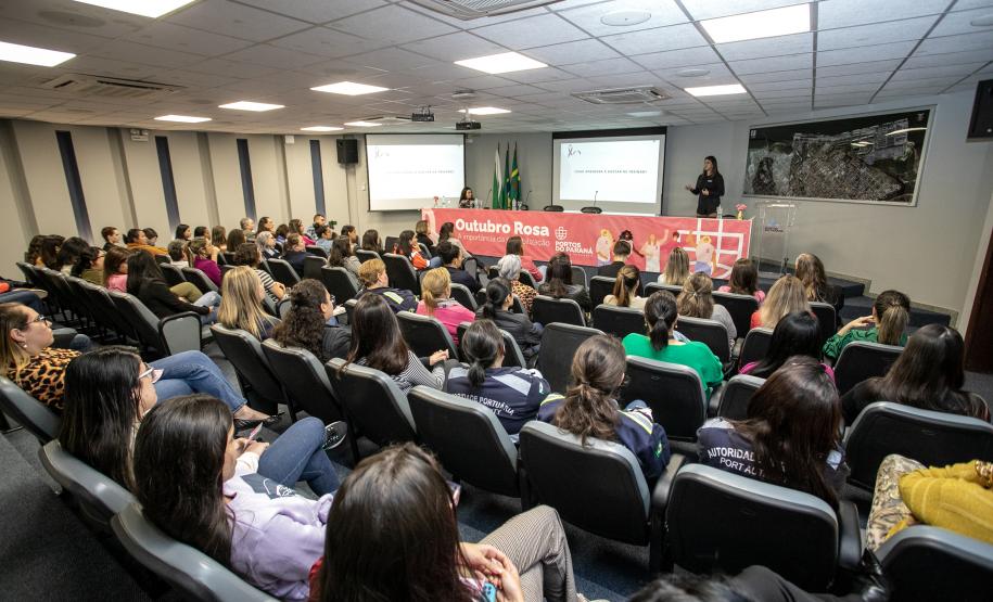 Especialistas em saúde realizam palestra sobre outubro rosa na Portos do Paraná
