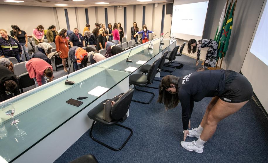 Especialistas em saúde realizam palestra sobre outubro rosa na Portos do Paraná