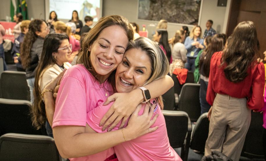 Especialistas em saúde realizam palestra sobre outubro rosa na Portos do Paraná