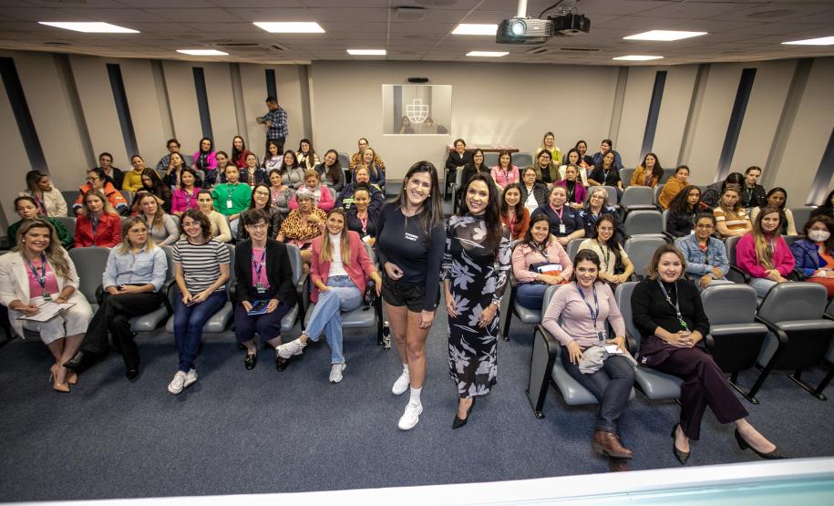 Especialistas em saúde realizam palestra sobre outubro rosa na Portos do Paraná