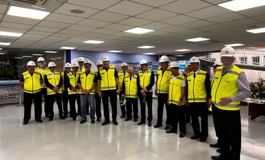 Porto de Paranaguá mostra sua estrutura a grupo de maçons