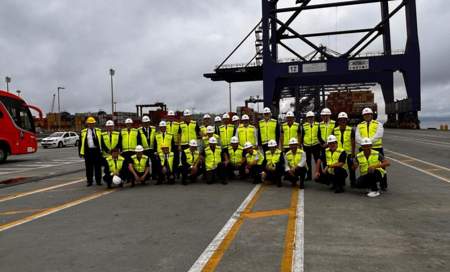 Porto de Paranaguá mostra sua estrutura a grupo de maçons