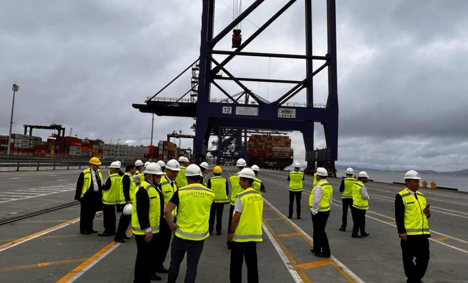 Porto de Paranaguá mostra sua estrutura a grupo de maçons