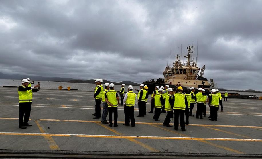 Porto de Paranaguá mostra sua estrutura a grupo de maçons