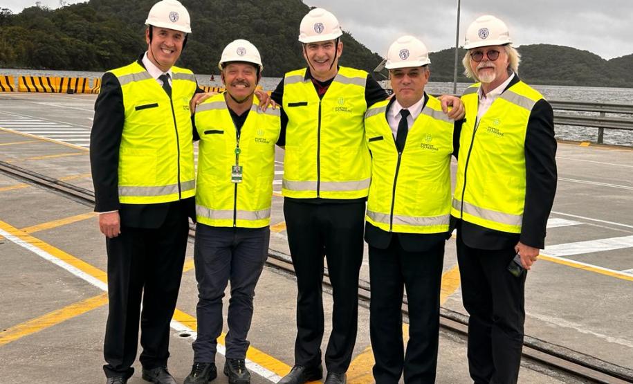 Porto de Paranaguá mostra sua estrutura a grupo de maçons