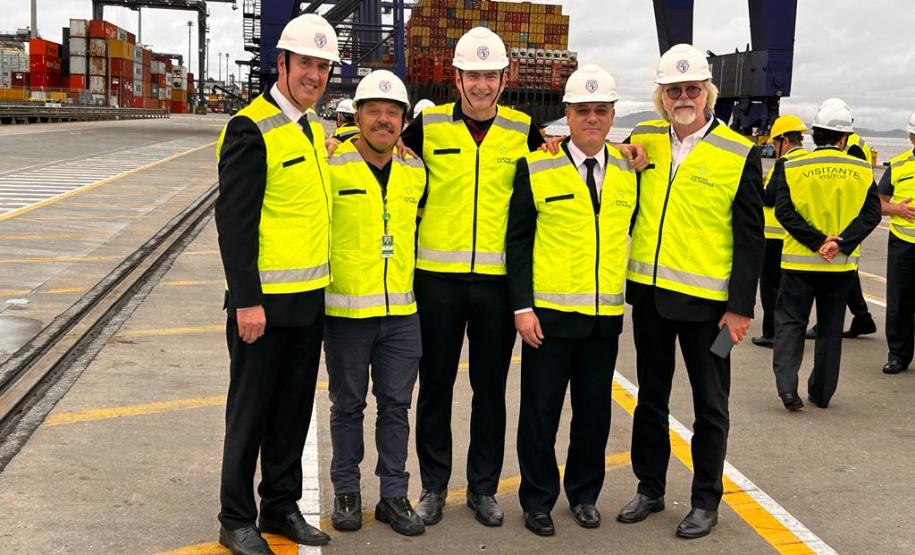 Porto de Paranaguá mostra sua estrutura a grupo de maçons