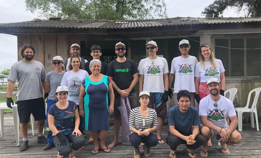 Quase uma tonelada de resíduos são recolhidos em mutirão na Ilha do Mel