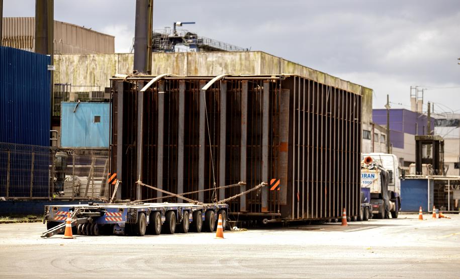 Porto de Paranaguá embarca peça de autoclave com 15 metros de comprimento