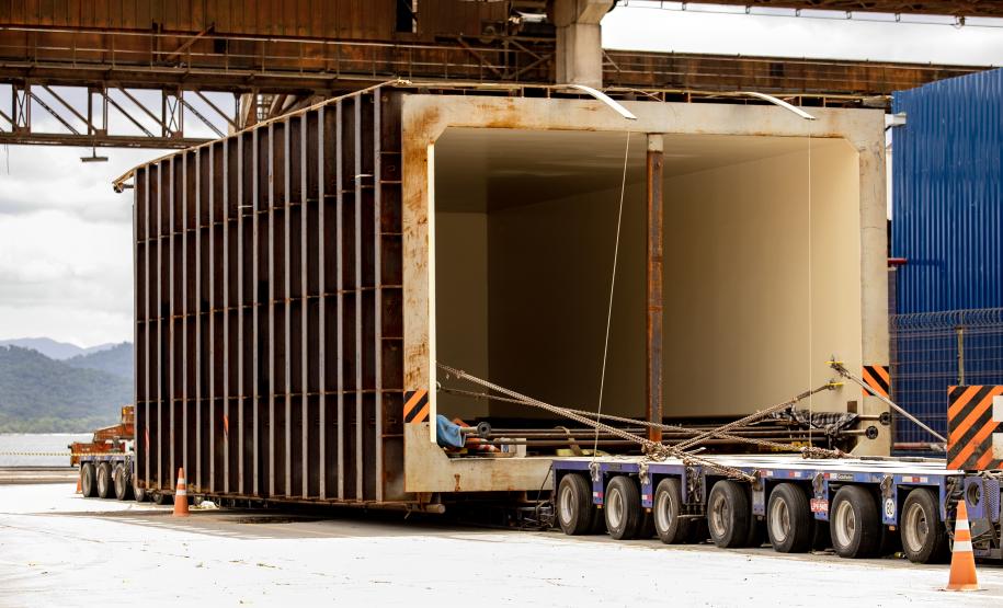 Porto de Paranaguá embarca peça de autoclave com 15 metros de comprimento