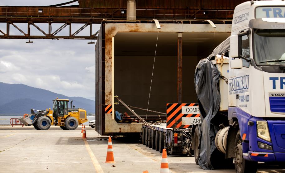 Porto de Paranaguá embarca peça de autoclave com 15 metros de comprimento