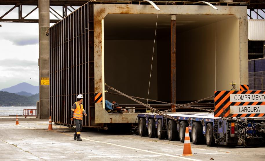 Porto de Paranaguá embarca peça de autoclave com 15 metros de comprimento