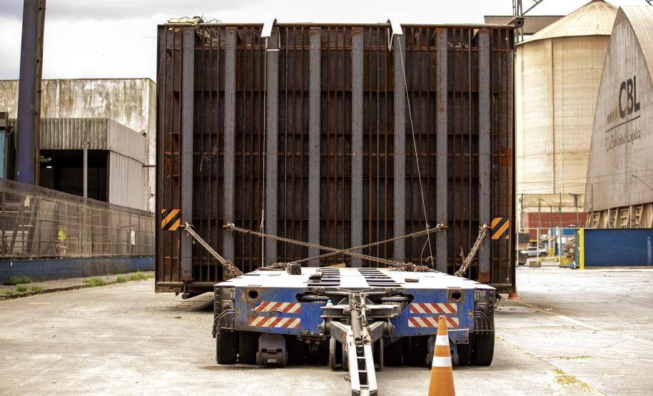 Porto de Paranaguá embarca peça de autoclave com 15 metros de comprimento