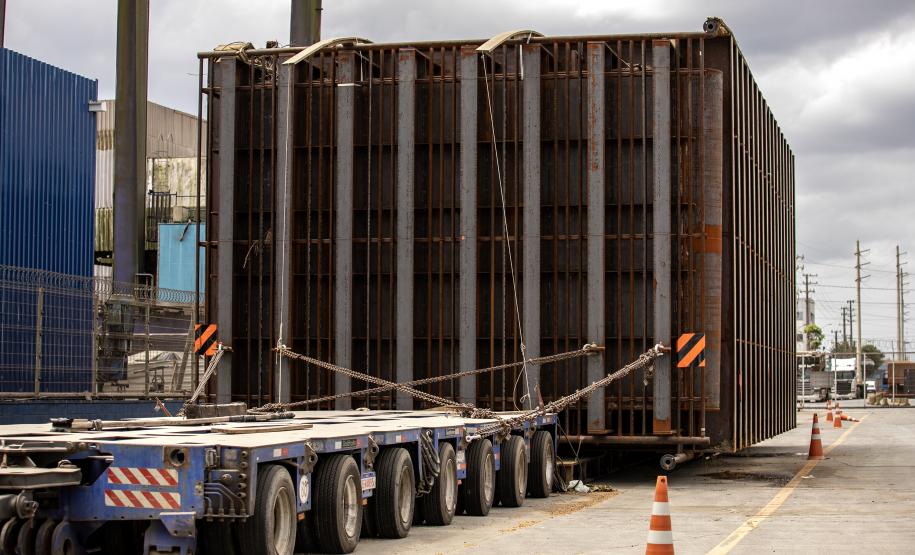 Porto de Paranaguá embarca peça de autoclave com 15 metros de comprimento