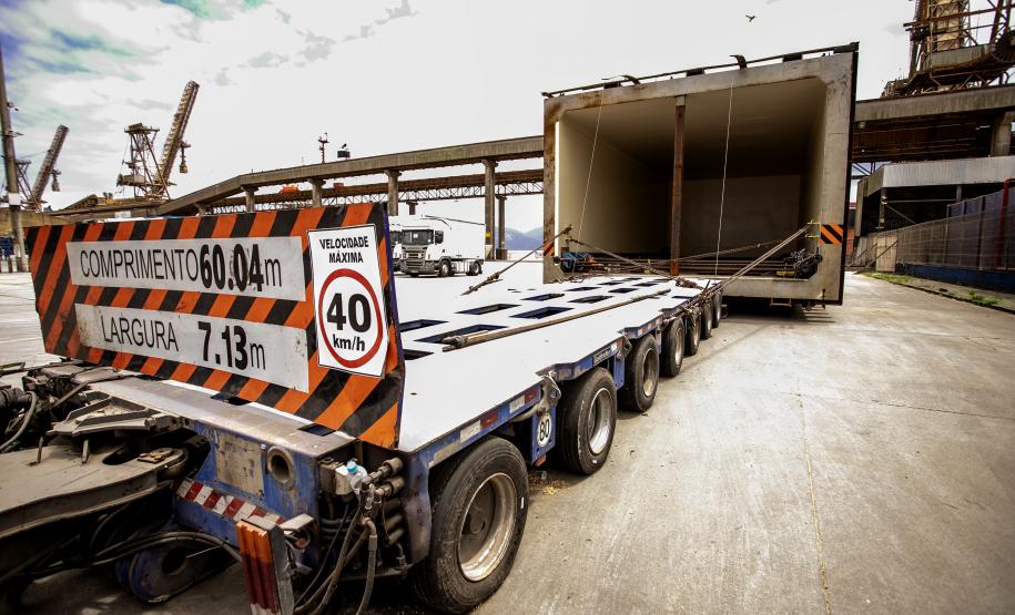 Porto de Paranaguá embarca peça de autoclave com 15 metros de comprimento