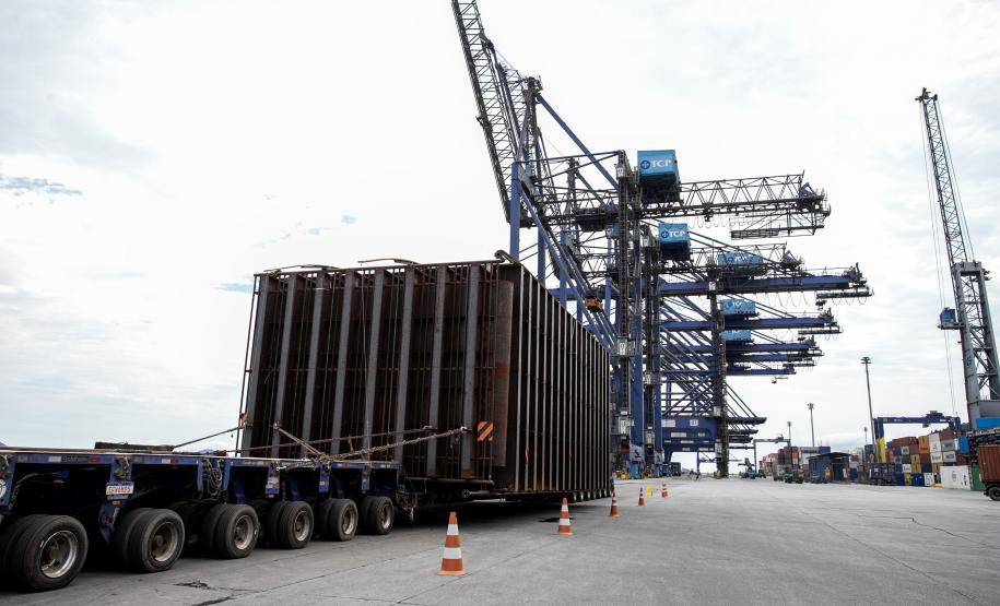 Porto de Paranaguá embarca peça de autoclave com 15 metros de comprimento