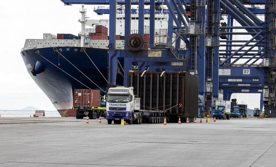 Porto de Paranaguá embarca peça de autoclave com 15 metros de comprimento