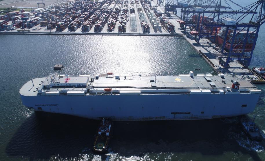 Portos do Paraná realiza operação inédita para atracação de navio de cargas rolantes