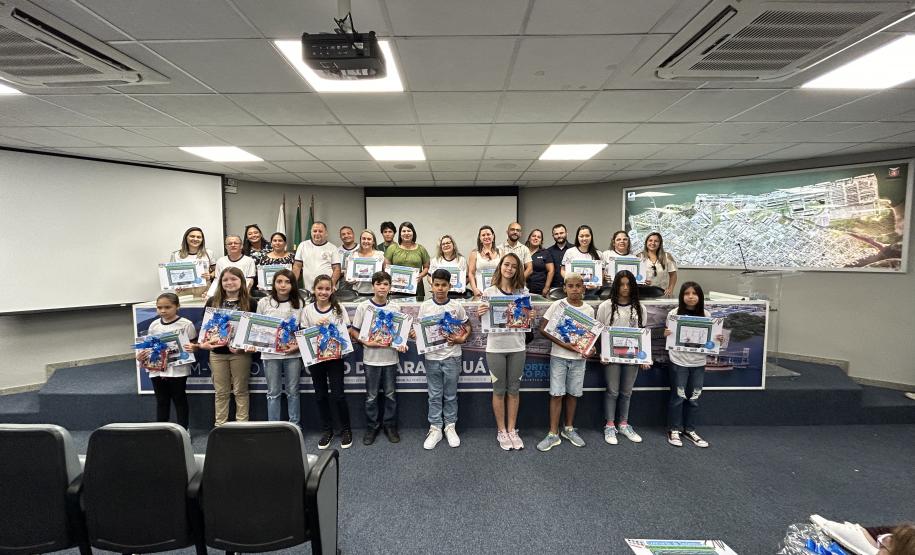 Alunos premiados do Porto Escola navegam pela Baía de Paranaguá
