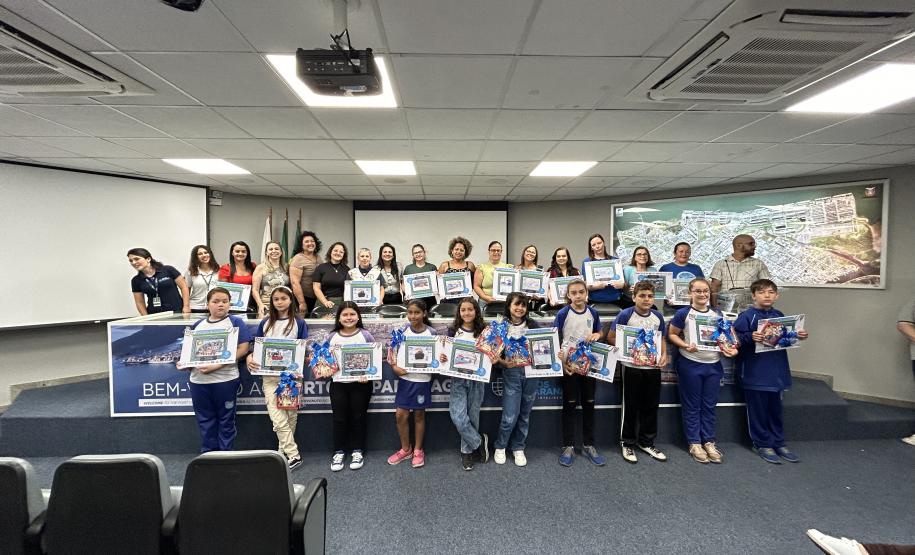 Alunos premiados do Porto Escola navegam pela Baía de Paranaguá