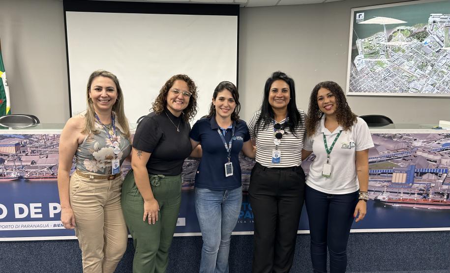 Alunos premiados do Porto Escola navegam pela Baía de Paranaguá