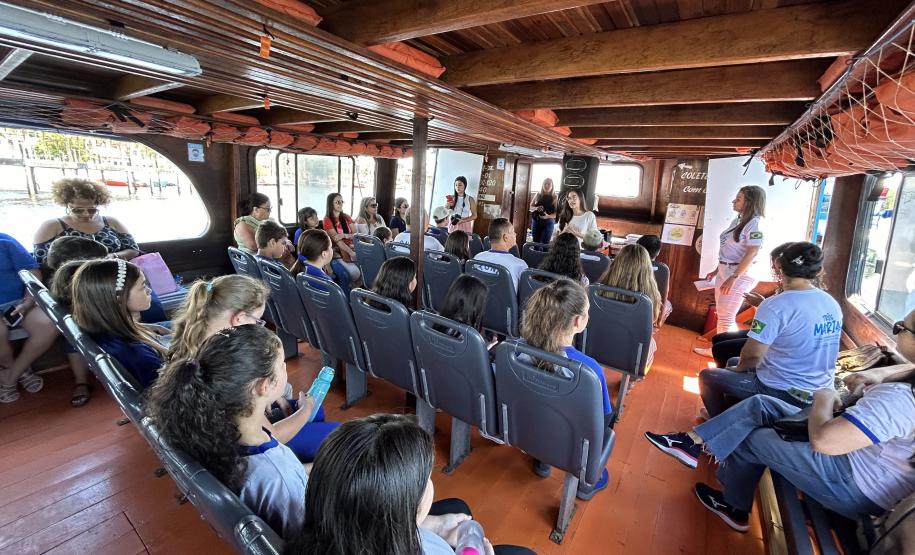Alunos premiados do Porto Escola navegam pela Baía de Paranaguá
