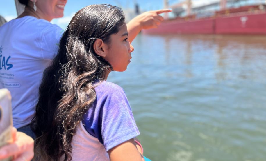 Alunos premiados do Porto Escola navegam pela Baía de Paranaguá