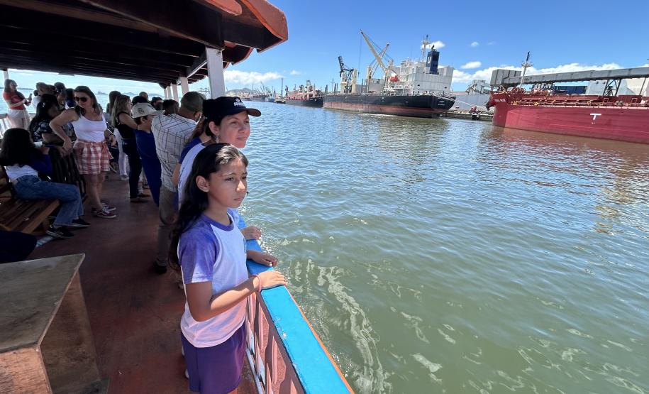 Alunos premiados do Porto Escola navegam pela Baía de Paranaguá