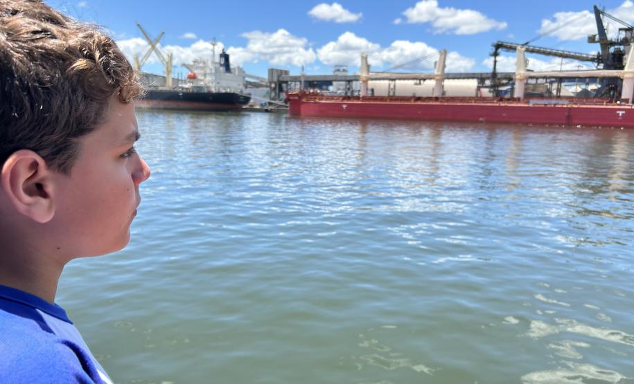 Alunos premiados do Porto Escola navegam pela Baía de Paranaguá