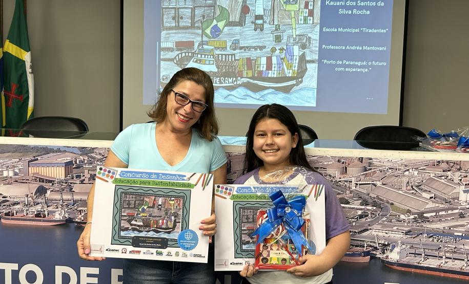 Alunos premiados do Porto Escola navegam pela Baía de Paranaguá