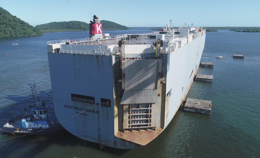 Portos do Paraná realiza operação inédita para atracação de navio de cargas rolantes