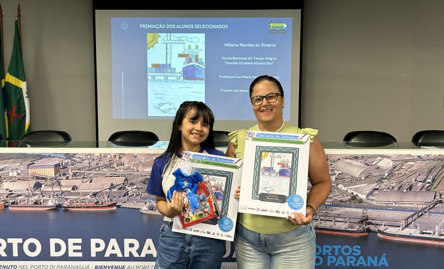 Alunos premiados do Porto Escola navegam pela Baía de Paranaguá