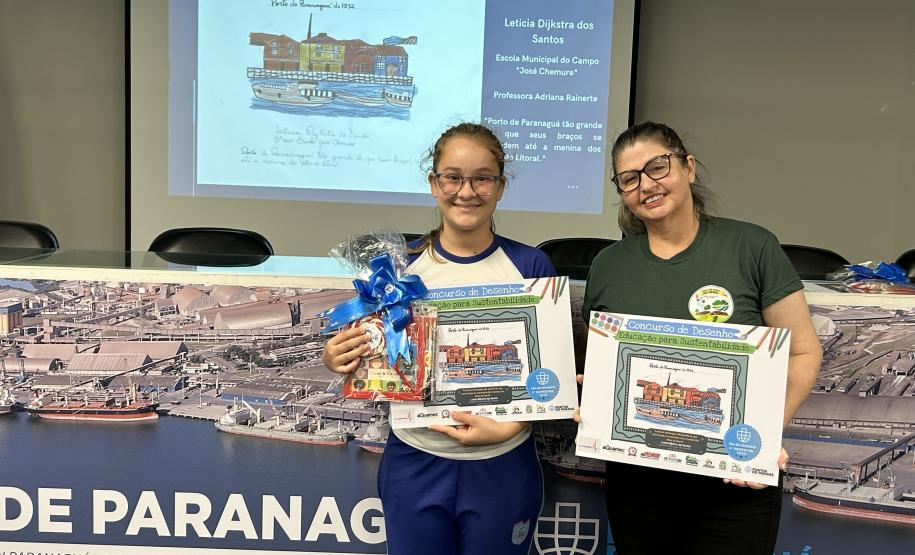 Alunos premiados do Porto Escola navegam pela Baía de Paranaguá
