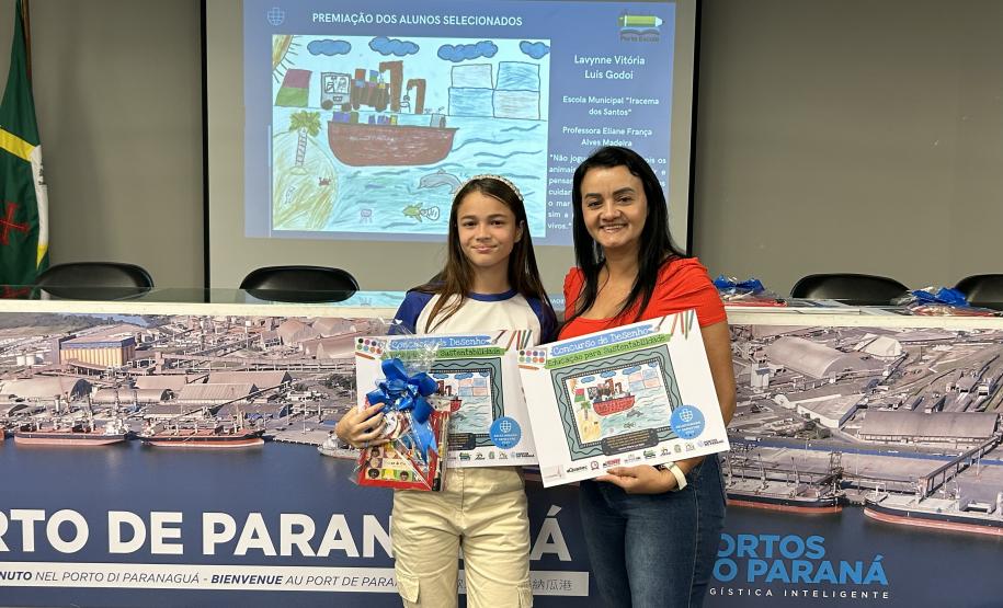 Alunos premiados do Porto Escola navegam pela Baía de Paranaguá