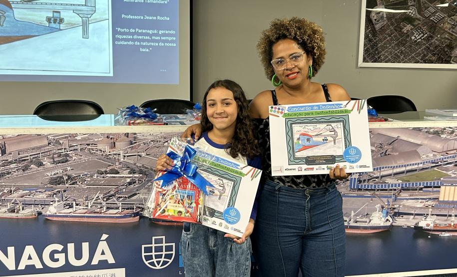 Alunos premiados do Porto Escola navegam pela Baía de Paranaguá