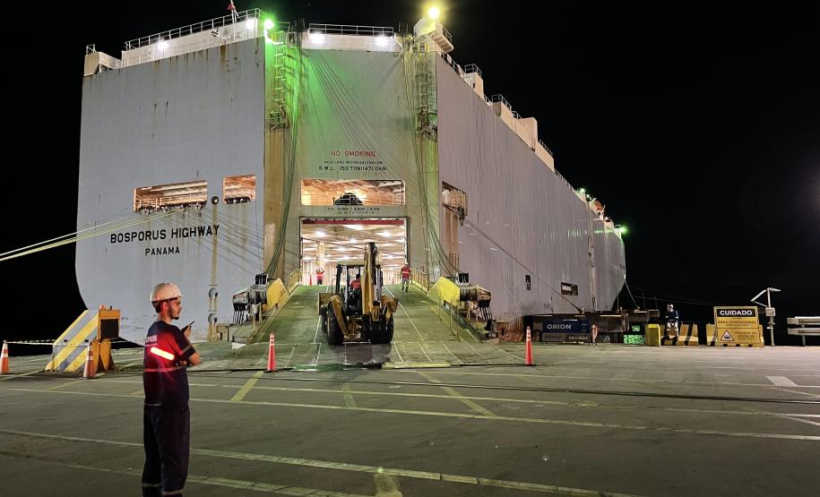Portos do Paraná realiza operação inédita para atracação de navio de cargas rolantes