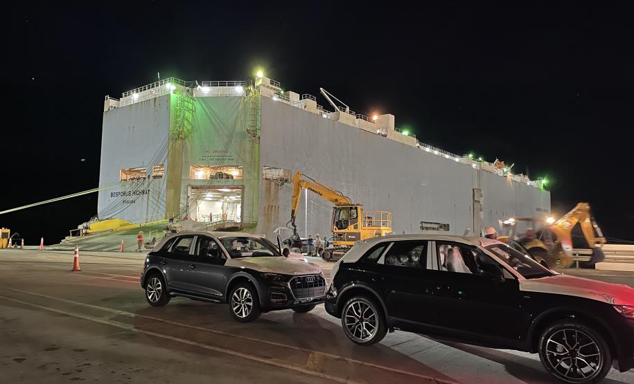 Portos do Paraná realiza operação inédita para atracação de navio de cargas rolantes