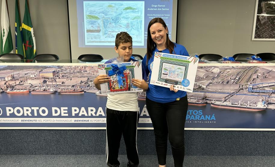 Alunos premiados do Porto Escola navegam pela Baía de Paranaguá