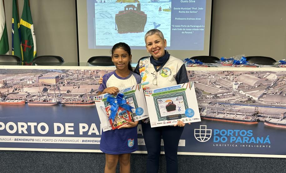 Alunos premiados do Porto Escola navegam pela Baía de Paranaguá