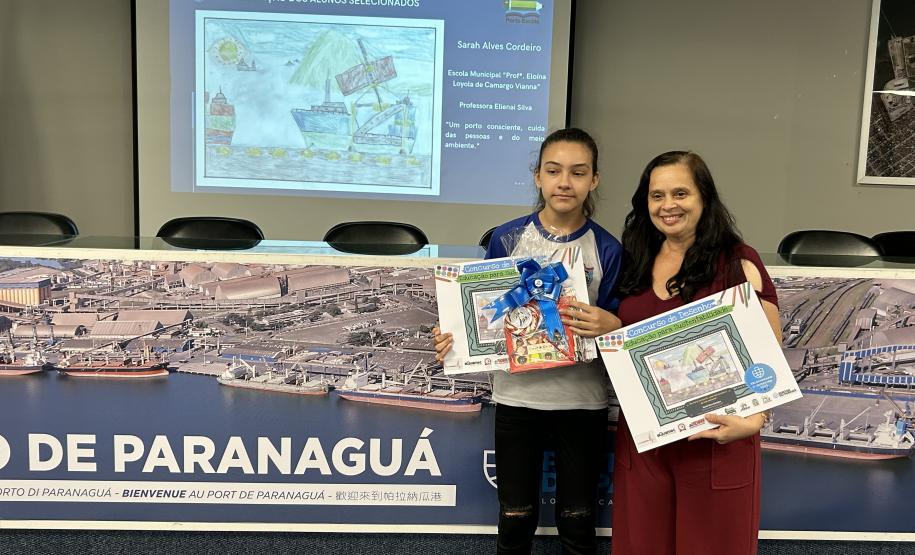 Alunos premiados do Porto Escola navegam pela Baía de Paranaguá