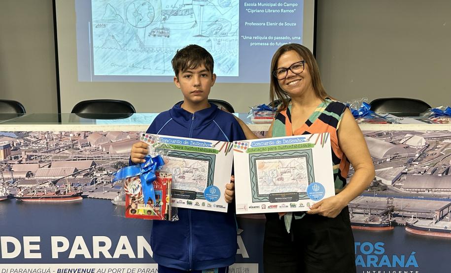 Alunos premiados do Porto Escola navegam pela Baía de Paranaguá