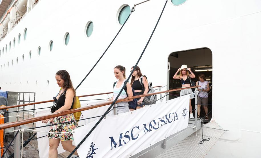 Navio MSC Musica atraca pela primeira vez em Paranaguá