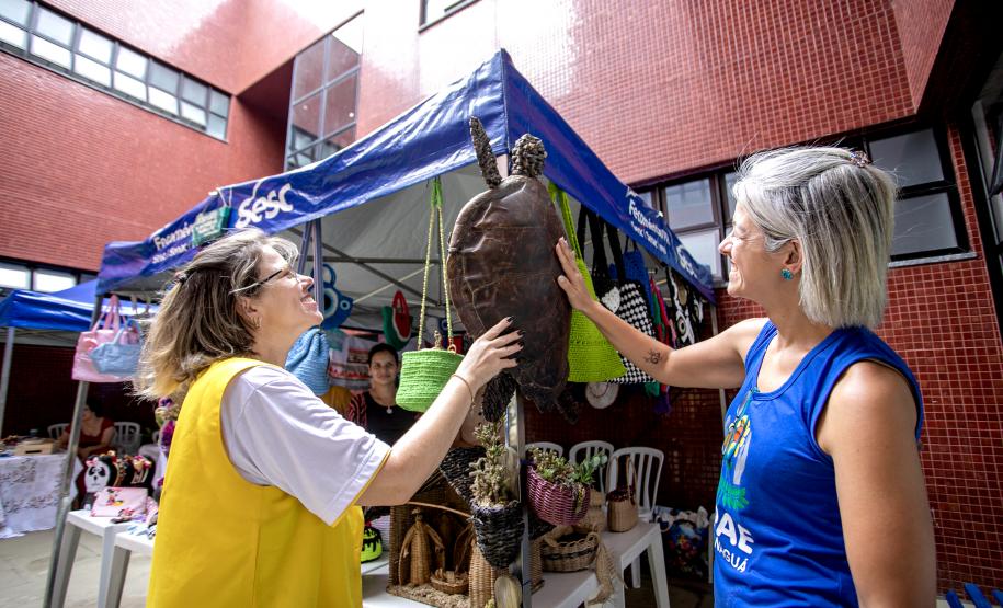 Alunos dos cursos de artesanato e gastronomia da Portos do Paraná participam de feira no SESC