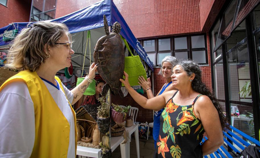 Alunos dos cursos de artesanato e gastronomia da Portos do Paraná participam de feira no SESC