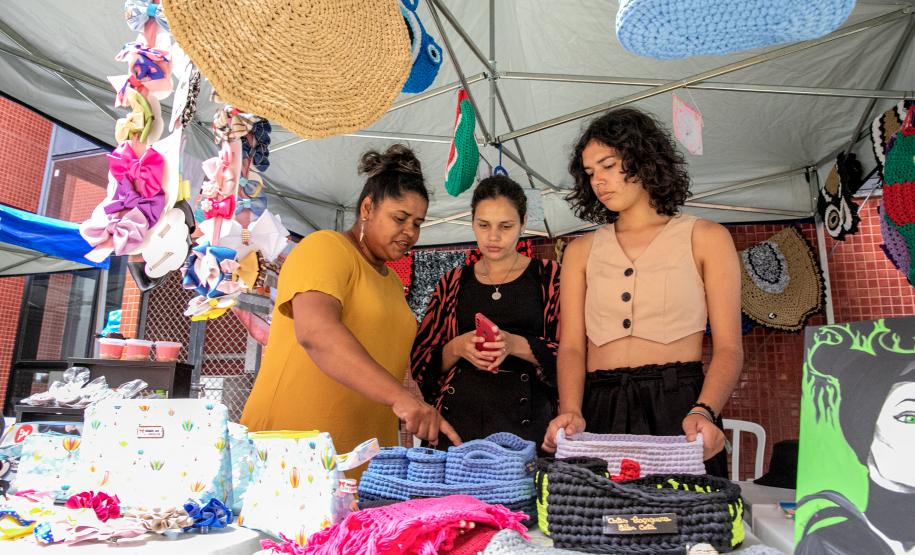 Alunos dos cursos de artesanato e gastronomia da Portos do Paraná participam de feira no SESC