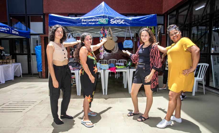 Alunos dos cursos de artesanato e gastronomia da Portos do Paraná participam de feira no SESC