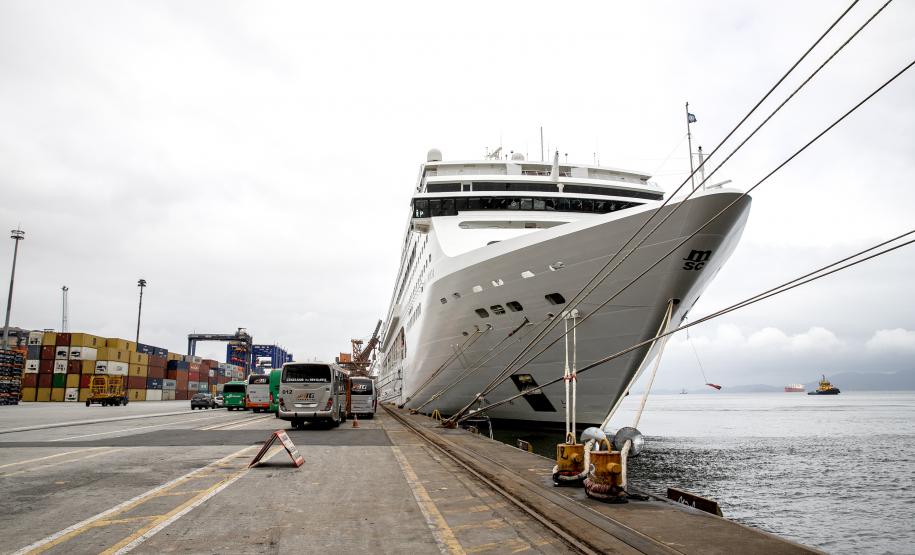 Com 2,4 mil pessoas a bordo, navio MSC Lirica desembarca em Paranaguá