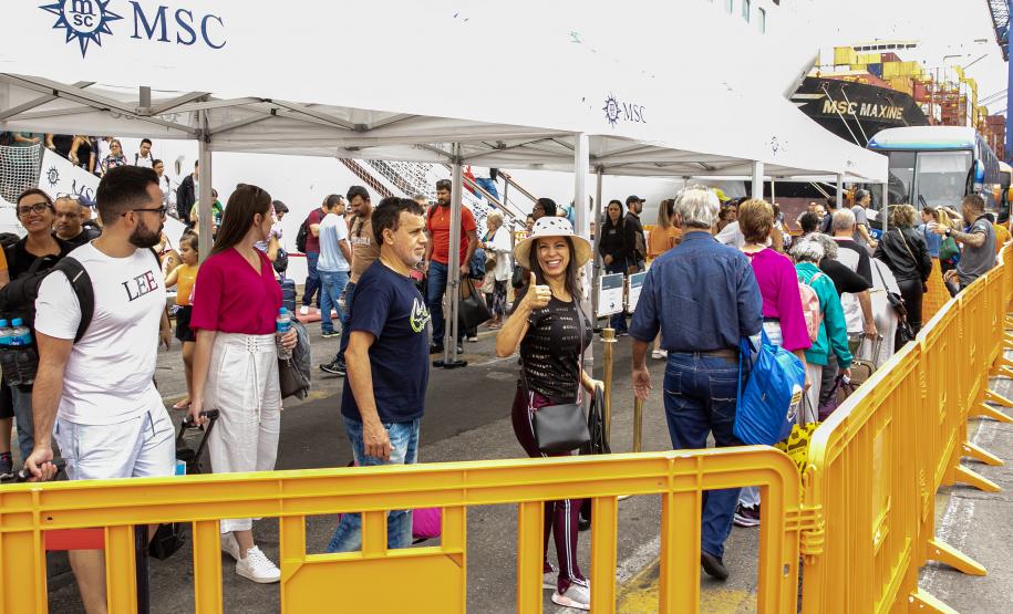 Com 2,4 mil pessoas a bordo, navio MSC Lirica desembarca em Paranaguá
