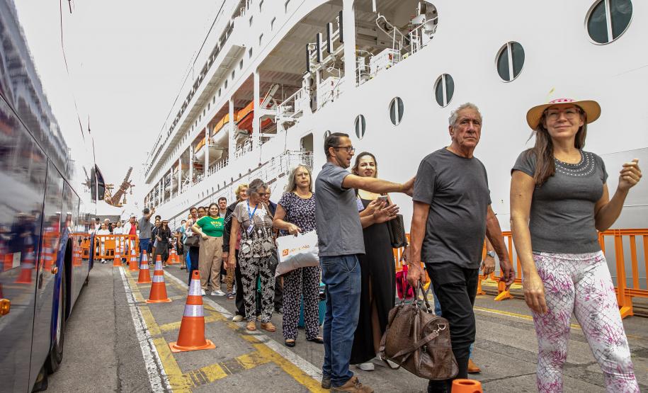 Com 2,4 mil pessoas a bordo, navio MSC Lirica desembarca em Paranaguá